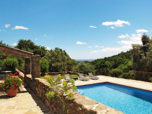 - une piscine avec des chaises et une vue sur l'océan dans l'établissement Holiday Home La Bastide Haute by Interhome, à La Garde-Freinet