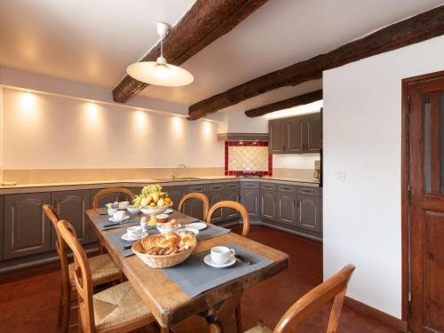 une cuisine avec une table et des chaises en bois dans l'établissement Holiday Home La Bastide Haute by Interhome, à La Garde-Freinet