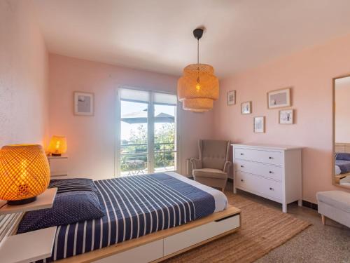 une chambre avec un lit, une commode et une fenêtre dans l'établissement Holiday Home Chenou-1 by Interhome, aux Issambres