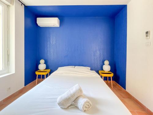 - une chambre bleue avec un lit et deux tabourets dans l'établissement La Terrasso Sauna à Toulon - Parking privé - 6 couchages, à Toulon