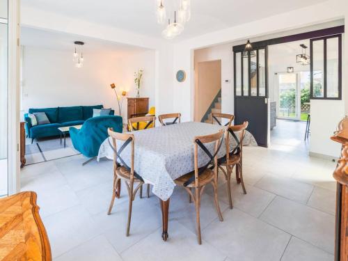 une salle à manger et un salon avec une table et des chaises dans l'établissement Charmante Maison à Quentovic, 3 Chambres - FR-1-821-21, à Le Touquet-Paris-Plage