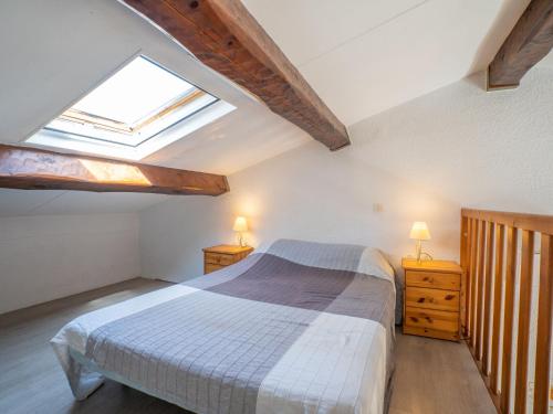 une chambre avec un lit et une lucarne dans l'établissement Apartment Le Pin by Interhome, à La Croix-Valmer