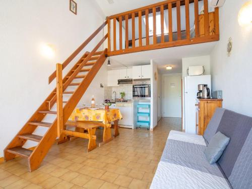 - un salon avec une table à manger et un escalier dans l'établissement Apartment Le Pin by Interhome, à La Croix-Valmer