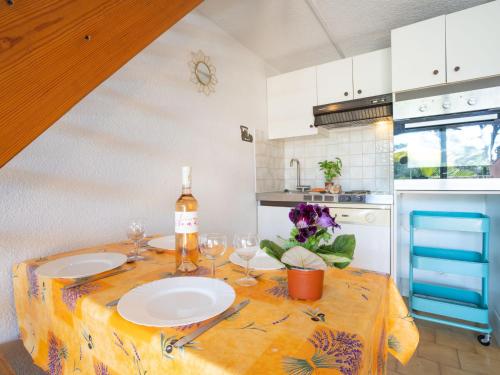 - une cuisine avec une table, des verres et une bouteille de vin dans l'établissement Apartment Le Pin by Interhome, à La Croix-Valmer