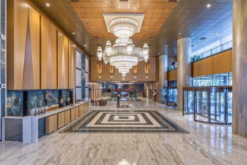 una hall di un edificio con lampadario pendente di Divani Caravel ad Atene