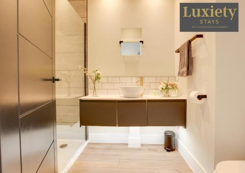 Bilik mandi di Stylish & Gorgeous 1BR Excellent Location Nr Cliffs Pavillion by Luxiety Stays Serviced Accommodation