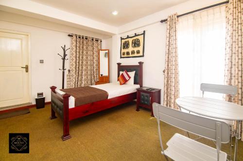 a bedroom with a bed and a table in it at Hotel Mount Castle in Hatton