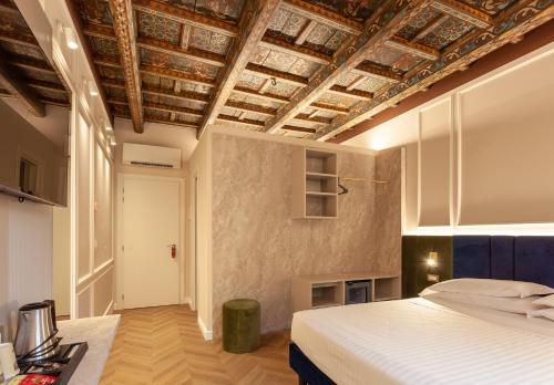 A bed or beds in a room at Hotel La Fortezza