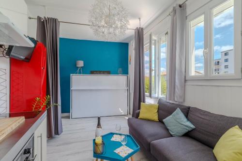 un salon avec un canapé et une télévision dans l'établissement Petite maison avec jardin, à Royan