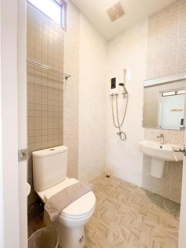 a bathroom with a toilet and a sink and a shower at จันทร์มีสุข เชียงคาน in Chiang Khan