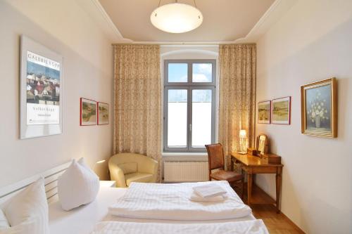 ein Hotelzimmer mit einem Bett und einem Fenster in der Unterkunft Villa Schering App. EG links in Heringsdorf