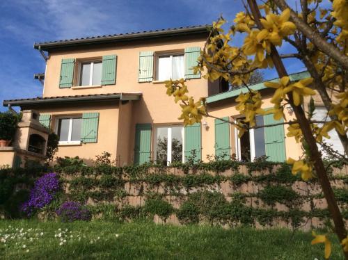 a pink house with green shutters and a garden at Le Relais des Malettes Chambres d'hôtes B&B in Francheville