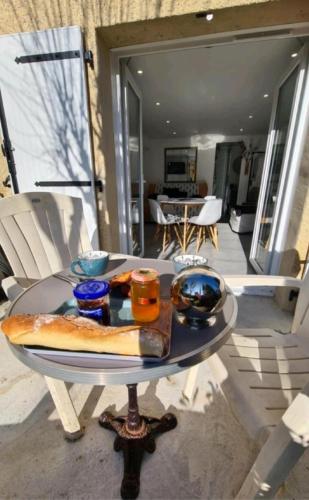 - une table avec un plateau de nourriture sur la terrasse dans l'établissement Charming studio proche Dolce Via, à Saint-Fortunat-sur-Eyrieux