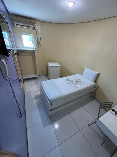 Cette petite chambre comprend un lit d'angle. dans l'établissement Comodoro Hotel e Churrascaria, à Floriano