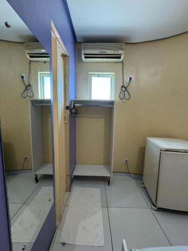 une pièce vide avec un lave-linge et un sèche-linge dans l'établissement Comodoro Hotel e Churrascaria, à Floriano