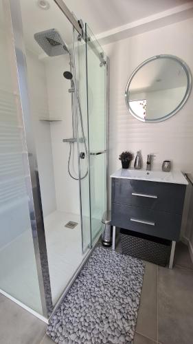 une salle de bain avec douche et lavabo dans l'établissement Charming studio proche Dolce Via, à Saint-Fortunat-sur-Eyrieux