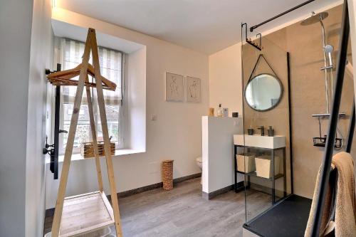 łazienka z drabiną i lustrem w obiekcie Home Emoi w mieście La Gouesnière