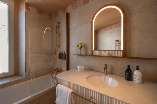 Ванная комната в Hôtel Le Soleia by Inwood Hotels