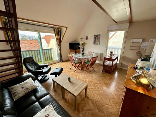 un salon avec un canapé et une table dans l'établissement BleuBlancMer, à Wissant