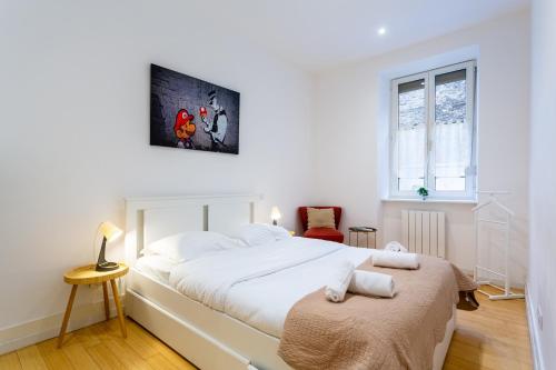 une chambre blanche avec un lit et une fenêtre dans l'établissement L'Élégant - Charmant appartement 3 pièces proche Musée d'Art Moderne et Gare Centrale, à Strasbourg