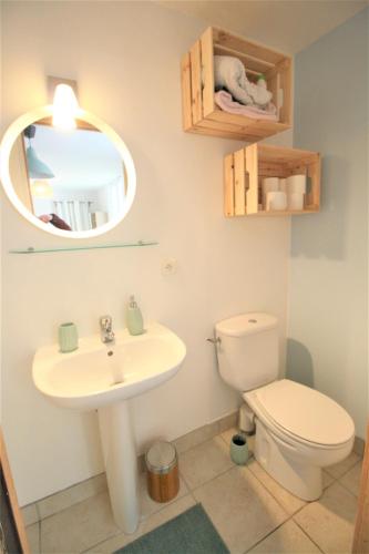 une salle de bain avec un lavabo, des toilettes et un miroir dans l'établissement Le Petit Malo, à Saint-Malo