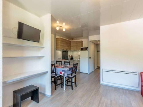 une cuisine et une salle à manger avec une table et des chaises dans l'établissement Charmant appartement rénové pour 6 avec balcon et casier à ski à Plagne Bellecôte - FR-1-351-108, à Plagne Bellecôte