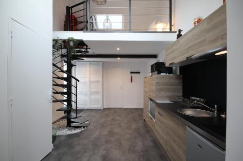 La salle de bains est pourvue d'un lavabo et d'un escalier. dans l'établissement l'ATELIER, à Bois-Guillaume