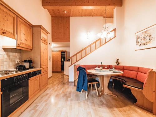 cocina y comedor con mesa y sofá en Apartment Tuenta by Interhome, en Dienten am Hochkönig