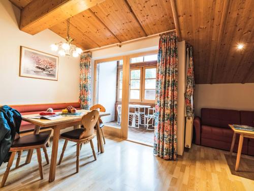Una sala de estar con una mesa y sillas y un sofá. en Apartment Tuenta by Interhome, en Dienten am Hochkönig