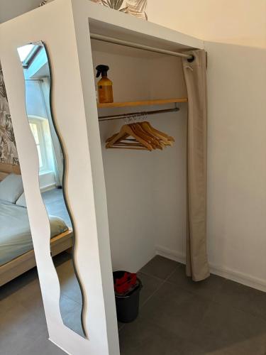 a small closet with a mirror and a bed at La Dune in Salin-de-Giraud