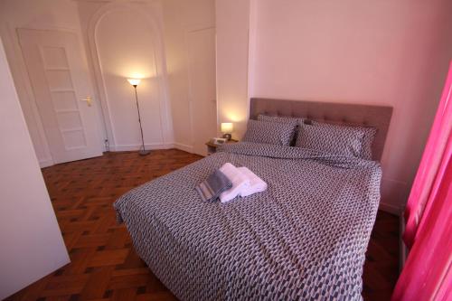 1 dormitorio con 1 cama con albornoz en LE REX Nice, en Niza