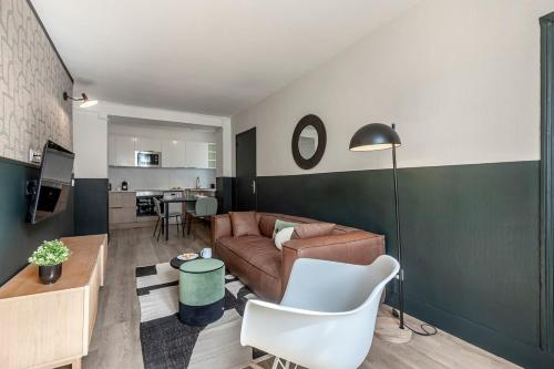 un salon avec un canapé et une table dans l'établissement 42#Opera #Louvre #Paris02 #2bedrooms #AC, à Paris