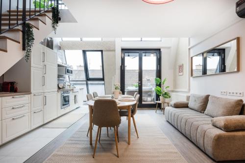 Summit Stay - Penthouse with Parking for Two