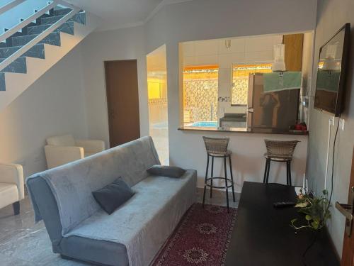 un salon avec un canapé et une cuisine dans l'établissement Casa Raio de Luz, à Itanhaém