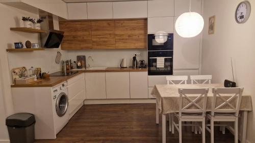 Кухня или мини-кухня в Horvi Apartment
