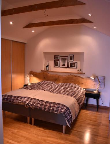 a bedroom with a bed and a table and two lamps at Exklusivt boende intill skog, nära naturreservat in Löddeköpinge