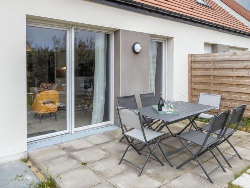 un patio avec une table et des chaises sur un patio dans l'établissement Holiday Home La Berckoise by Interhome, à Berck-sur-Mer