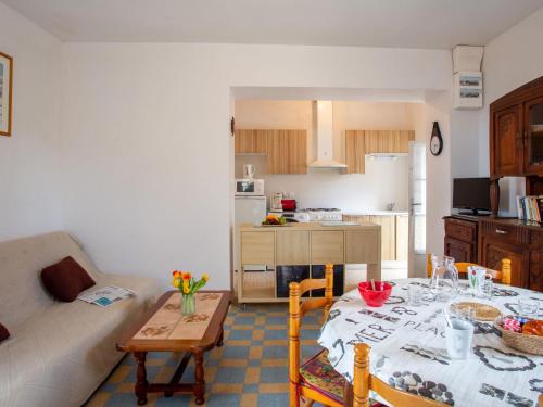 Il dispose d'une cuisine et d'un salon avec une table et un canapé. dans l'établissement Holiday Home Rose-May by Interhome, à La Bernerie-en-Retz