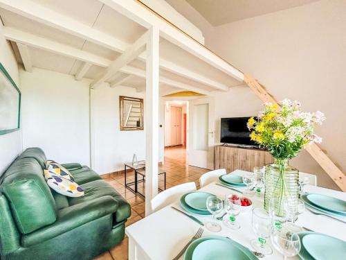 - un salon avec une table et un canapé vert dans l'établissement Apartment Les Estivales by Interhome, à Sanary-sur-Mer