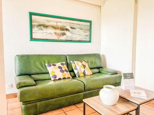 un canapé vert dans un salon avec une table dans l'établissement Apartment Les Estivales by Interhome, à Sanary-sur-Mer