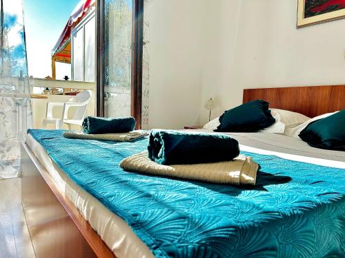 two beds with pillows on them in a room at apartman MLIN 4 in Lun