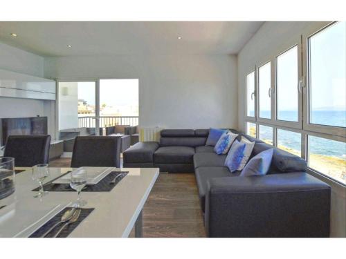 een woonkamer met een bank en een tafel bij Apartment Boston by Interhome in Can Picafort