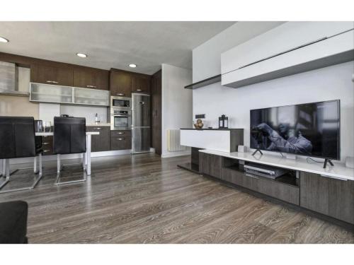 een woonkamer met televisie en een keuken bij Apartment Boston by Interhome in Can Picafort