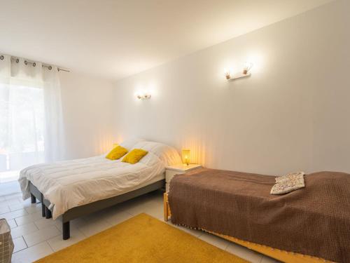 une chambre avec deux lits et une fenêtre dans l'établissement Apartment Résidence de Mons by Interhome, à Royan