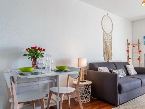un salon avec un canapé et une table dans l'établissement Studio Océan by Interhome, à Seignosse
