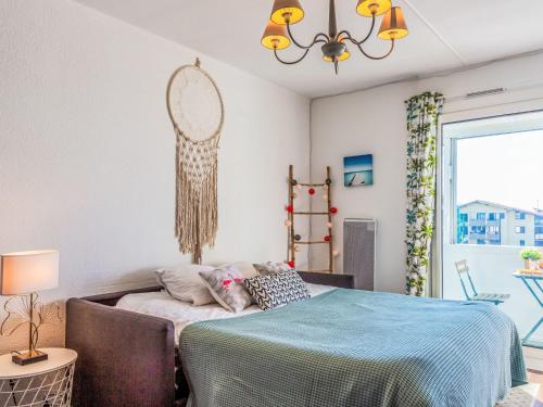 une chambre avec un lit et un miroir au mur dans l'établissement Studio Océan by Interhome, à Seignosse