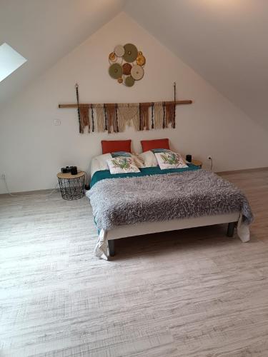 a bedroom with a large bed in a room at Petit appartement à la campagne proche mer in Missillac