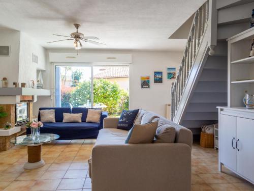 Khu vực ghế ngồi tại Holiday Home Bosquet des Ecureuils 17 by Interhome