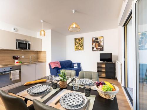 une cuisine et un salon avec une table et des chaises dans l'établissement Apartment Racines by Interhome, à Saint-Malo