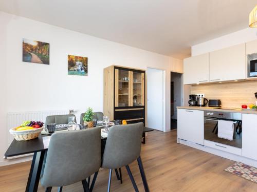 une cuisine et une salle à manger avec une table et des chaises dans l'établissement Apartment Racines by Interhome, à Saint-Malo